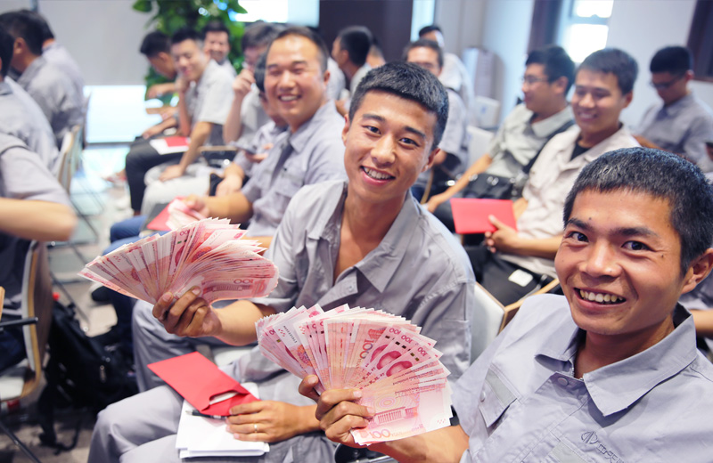 2019年8月9日，胜天北京集团直补发放，员工们难掩幸福之情。