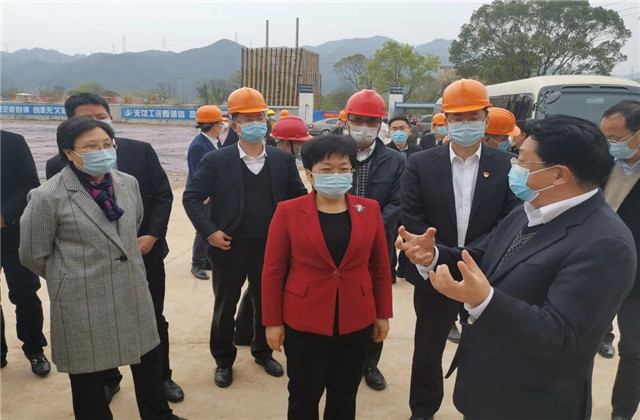 浙江省副省长陈奕君一行到胜天二建东阳市南马镇西区污水处理厂二期项目调研防疫复工工作