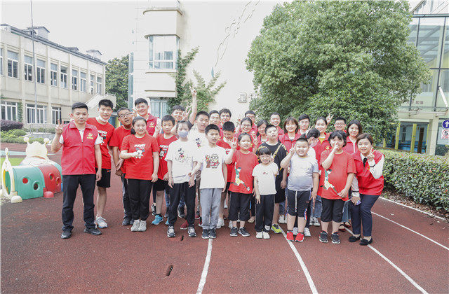 胜天集团总部志愿者赴艮山路小学陪伴特殊孩童