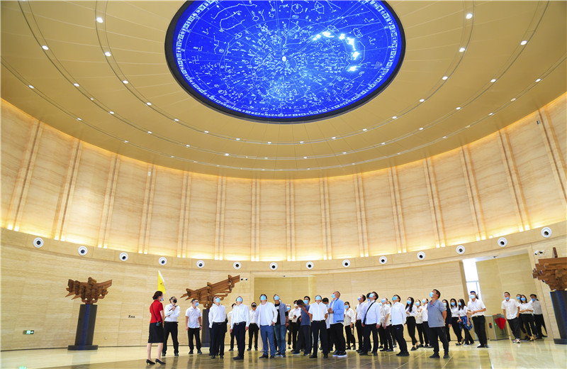 2020中秋来临之际，胜天六建机关150余名员工参观学习中国建筑科技馆，共同探索建筑之美。