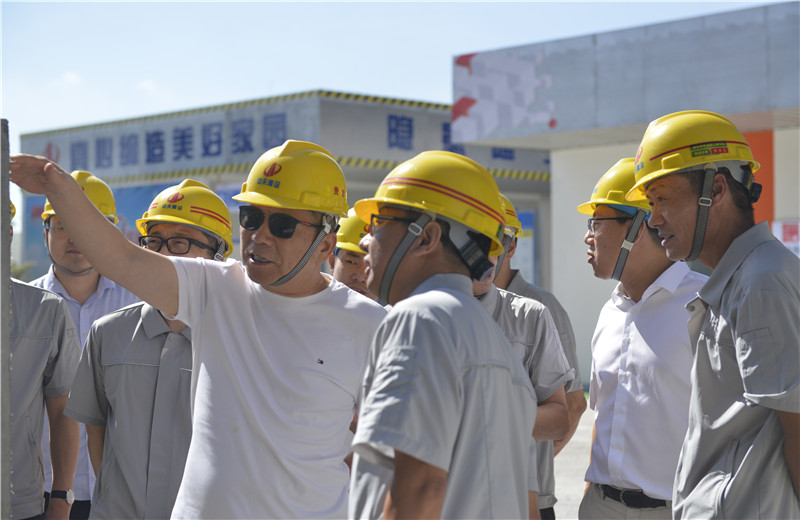 2021年8月31日，控股集团董事长楼永良率队前往胜天三建承建的住建部智能建造试点项目-上海嘉定新城菊园社区项目了解SPCS体系。