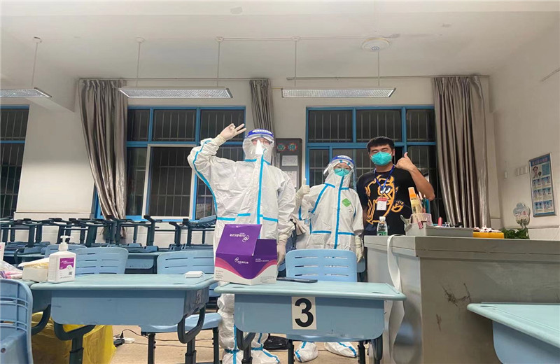 2021年7月29日,胜天三建南京融创G86项目部积极响应政府号召，第一时间组织志愿服务团队奔赴月苑路第一小学监测点，承担起核酸检测流程引导、秩序维护、人员信息采集登记工作。