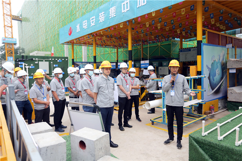 2021年9月29日，胜天九建承办的以“深入实施质量提升行动 大力推进质量强国建设”为主题的郑州市2021年质量月工程质量提升推进现场会在建业梅苑项目召开。