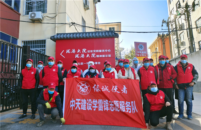 2021年12月1日，胜天九建项目部的志愿者走进“感动中国”陇海大院社区，聆听邻里大爱的故事，开展“绿城使者—小红象·健康行”全城消杀志愿服务活动。