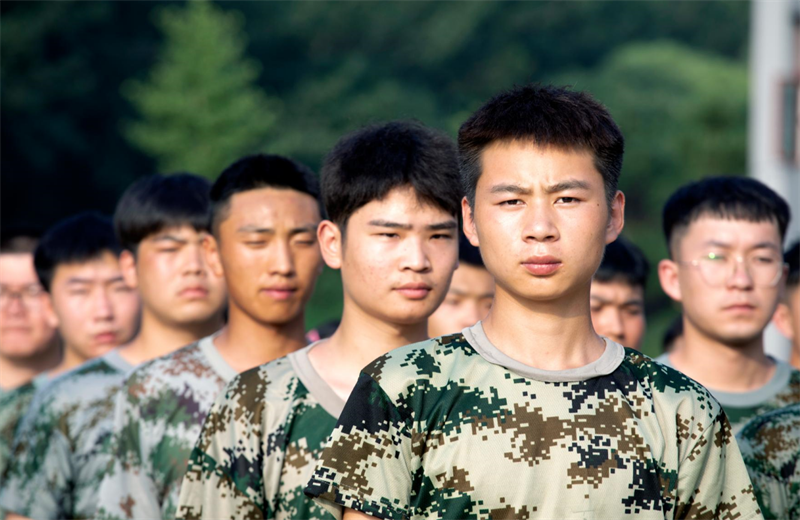 2021年7月6日，胜天北京集团百名应届大学生褪下便服换上军装，在训练场上接受为期2天的军训，享受入职前的第一份美好记忆。