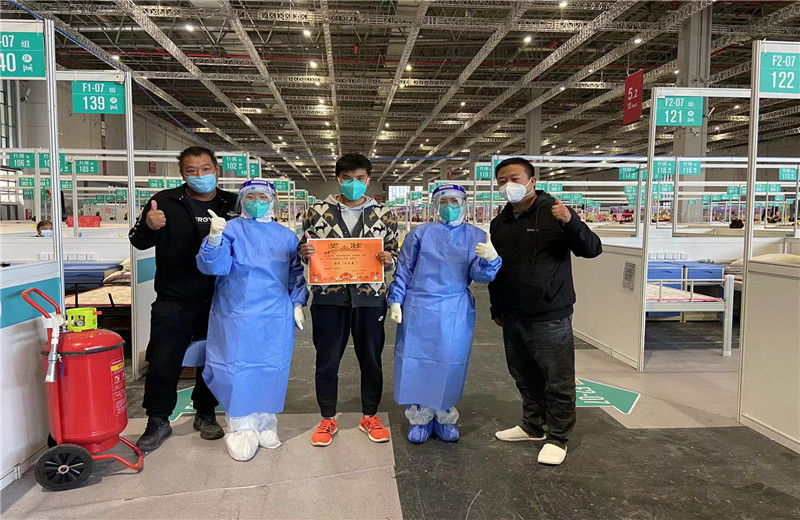 胜天三建外高桥项目部生产经理程伟、生产经理王应群、栋号长刘江，因吃苦耐劳、任劳任怨，被“四叶草”方舱医院评为“最美志愿者”。