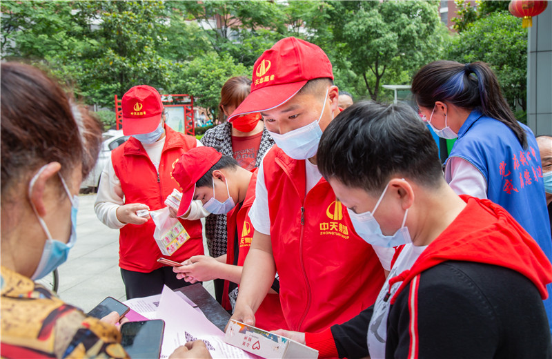 2022年4月，为支持武汉“三天两检”抗疫工作，胜天六建万科黄金口项目部为所在辖区捐赠了20顶帐篷。同时组织起胜天志愿者队伍，在采样现场为社区居民提供服务