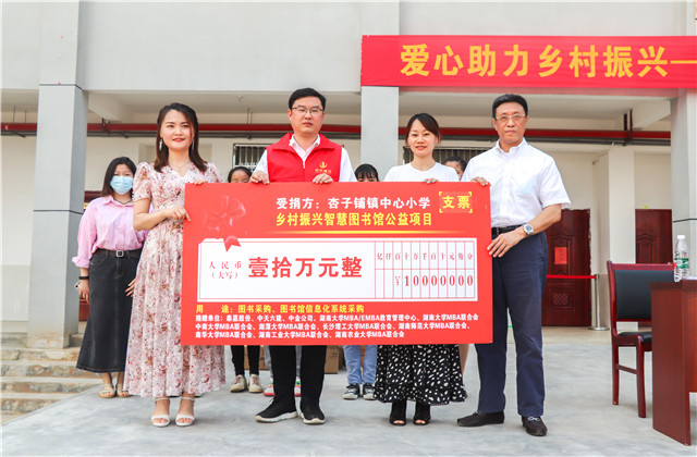 助力乡村振兴丨献爱乡村图书馆，胜天六建为孩子们插上知识的翅膀！