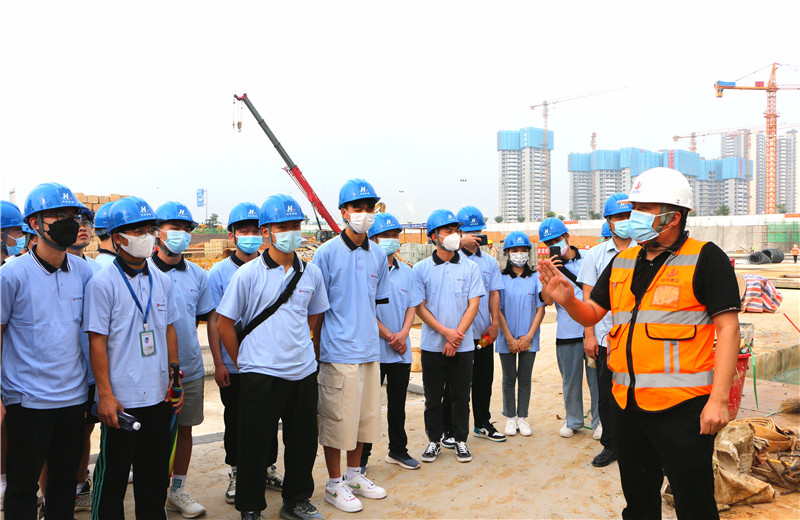 2022年5月6日，第二届“现代学徒制·胜天班”第二期专题培训召开。为理论与现场结合，广西生态工程职业技术学院的30名学生走进胜天八建柳州万科城怡璟项目。