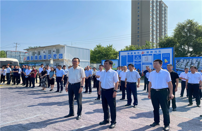 2022年7月24日，青岛市委常委、胶州市委书记张新竹一行莅临胜天建设集团胶东分公司绿城凤起潮鸣A区项目工地，对项目现场进行实地观摩。