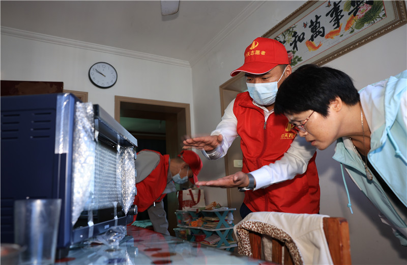 2022年11月1日，胜天二建嘉兴分公司志愿者带上大米、食用油及他们的“微心愿”微波炉、电烤箱、空气炸锅、电磁炉等来到菱香坊、烟雨苑、江南新家园等小区慰问因工致残的困难居民。