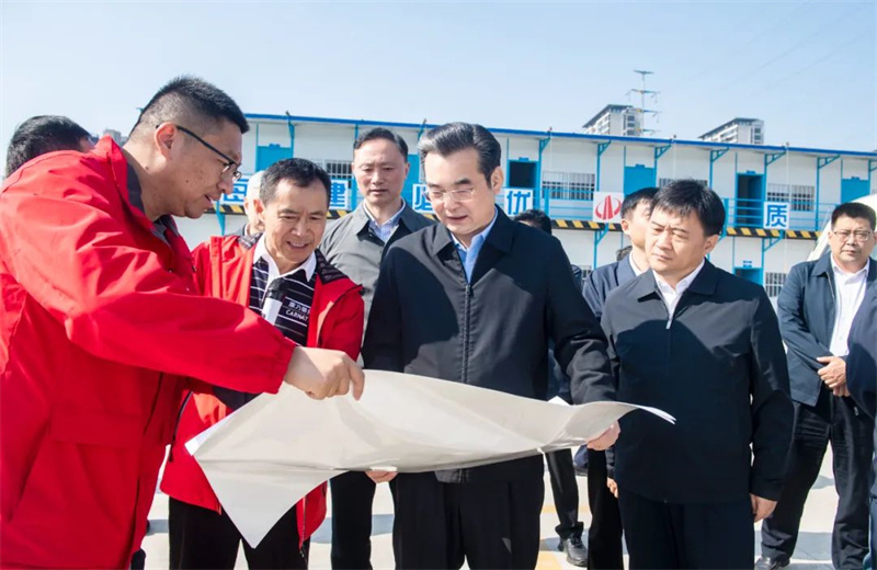 2024年10月30日，淮安市委书记史志军带队视察了胜天江苏公司承建的“江苏康乃馨高端织造和智能装备制造一期项目”项目建设情况。