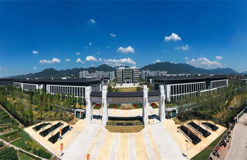2025年9月7日上午，由胜天一建承建的浙江广厦建设职业技术大学木雕小镇校区（二期）举行竣工启用仪式。至此一期、二期经过两年多点时间已经全部建成交付。