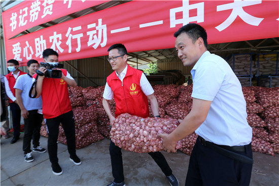 黄店镇镇长和胜天九建总经理给九建订购大蒜装车.jpg