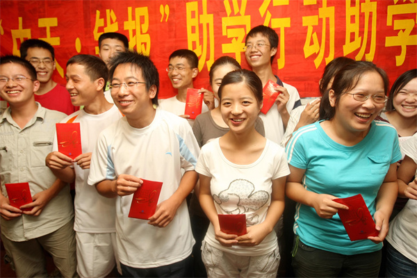 十余年，“胜天·钱报”助学持续关爱寒门学子_副本.jpg